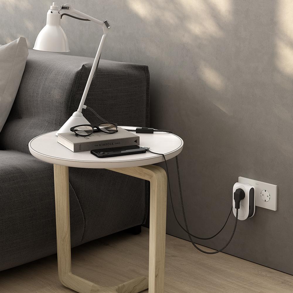 Adapter z 3 wtyczkami USB, zwijanym kablem + 1 port USB do + 1 gniazda 16 A Simon