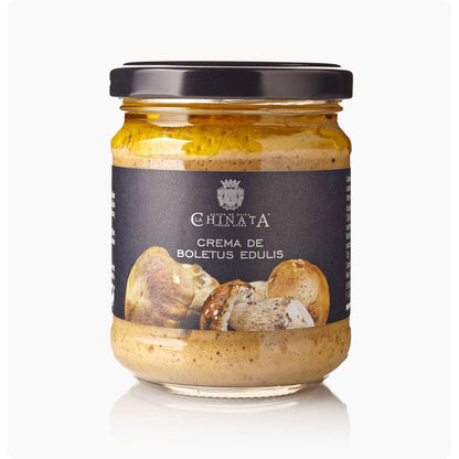 Średni kosz upominkowy Gourmet nr 1 La Chinata z 8 produktami.